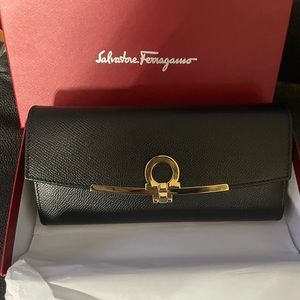 Salvatore Ferragamo Women’s Leather Long Wallet JP22-D150